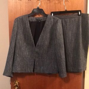 NEW Ann Taylor long-sleeved suit, size 14
